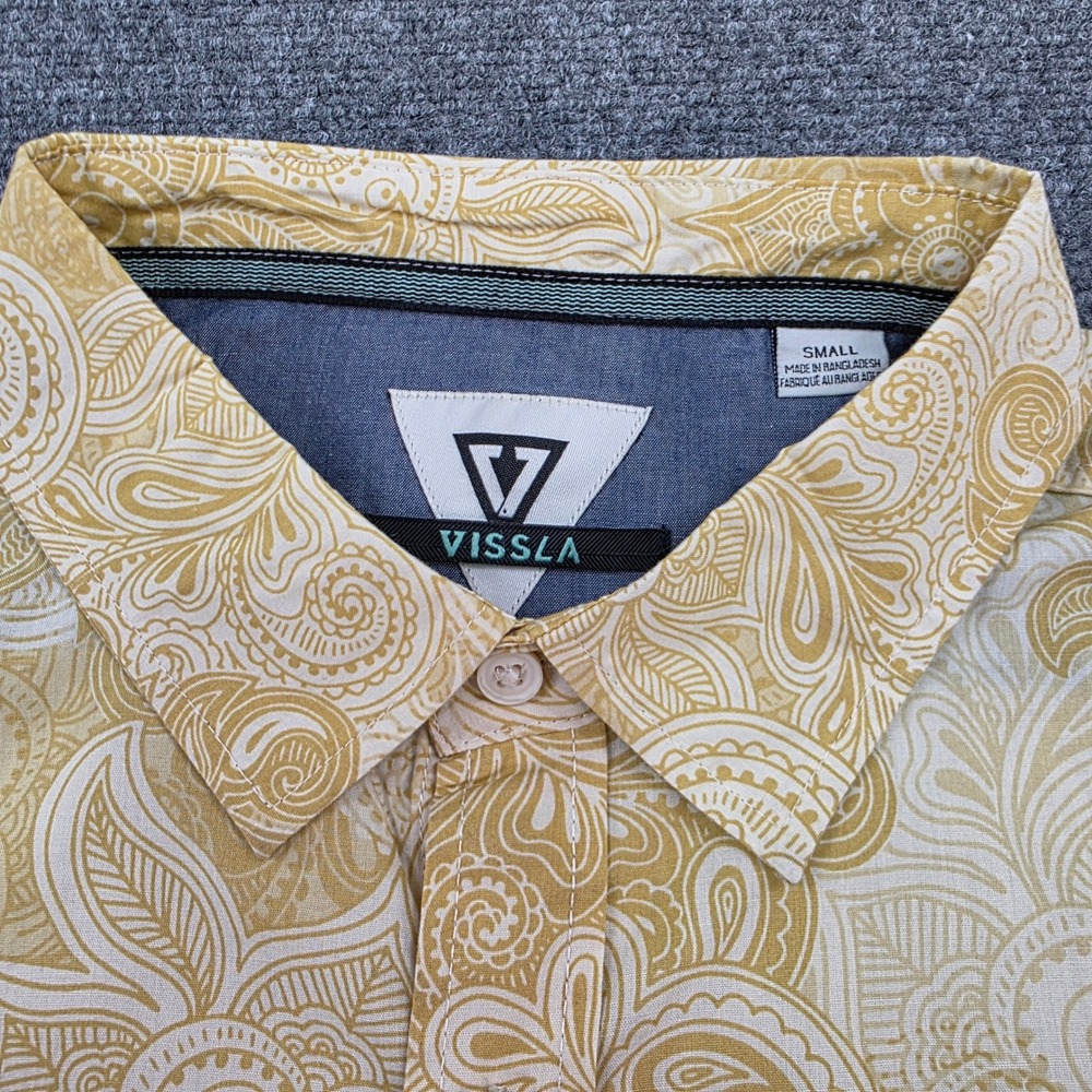Vissla Mens Small Button Down Shirt Yellow‎ Paisley Short Sleeve Casual